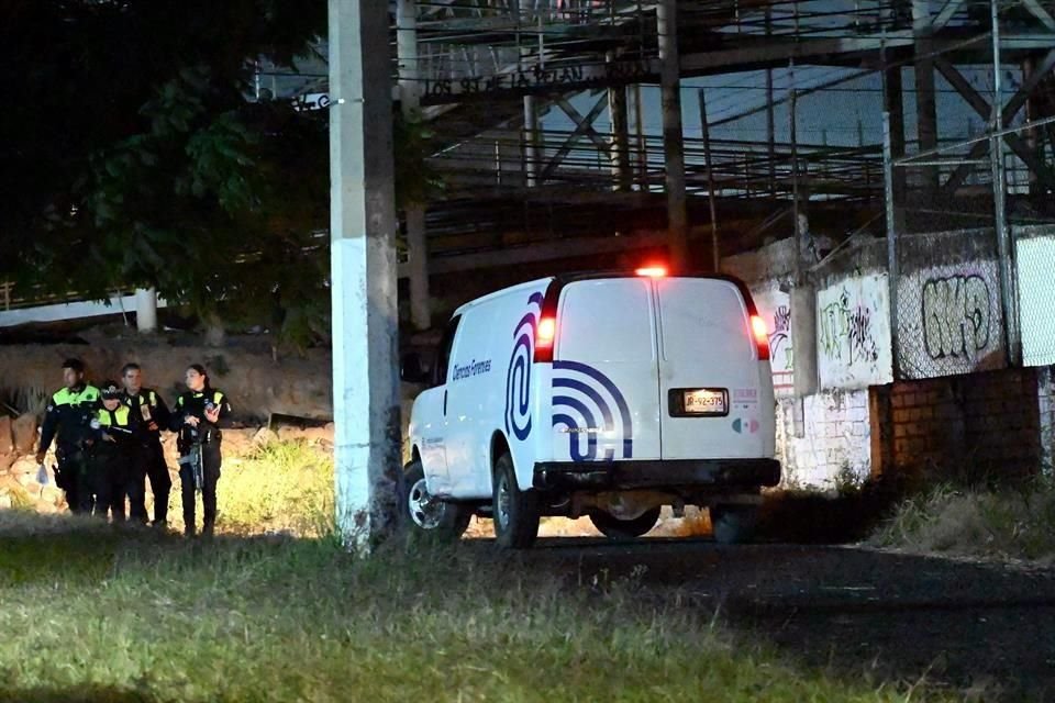 Con un tiro en la espalda fue hallado un cadáver en un puente peatonal de la Autopista a Zapotlanejo.