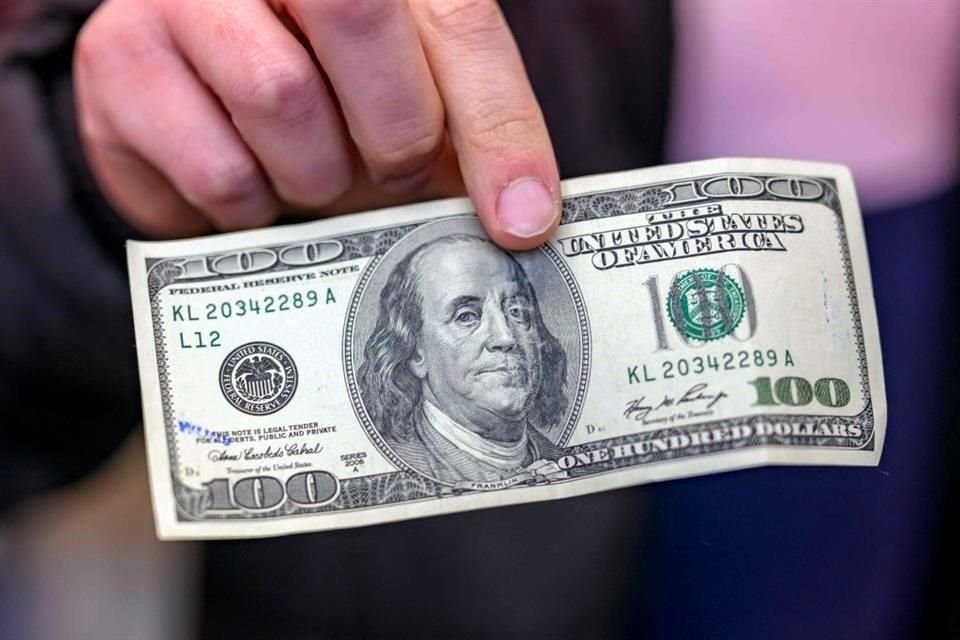 El peso mexicano avanzaba un 0.26 por ciento frente al dólar.