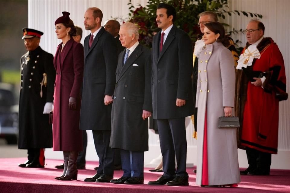 La jornada comenzó en el Desfile de la Guardia Montada, donde Kate, acompañada del Rey Carlos III y el Príncipe Guillermo, participó en la ceremonia de bienvenida.