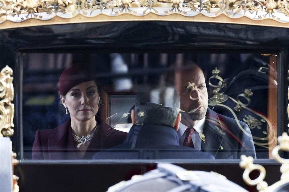 Tras el desfile, la Princesa y los demás miembros de la realeza participaron en una procesión de carruajes hacia el Palacio de Buckingham.