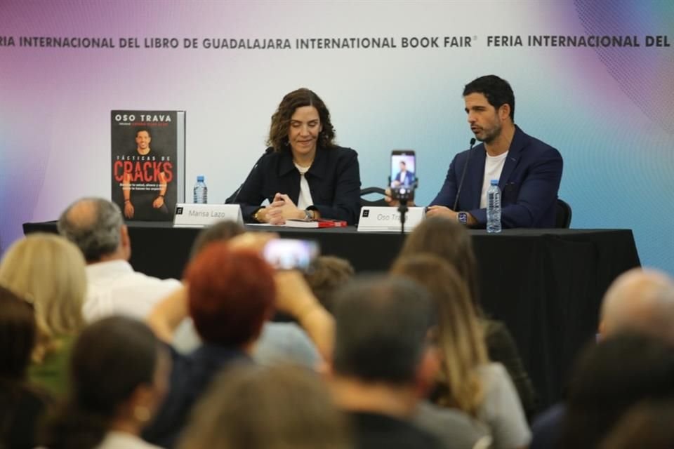 Oso Trava presentó su libro Tácticas de Cracks en la FIL, sobre aprendizajes de entrevistas a personajes sobresalientes en América Latina.