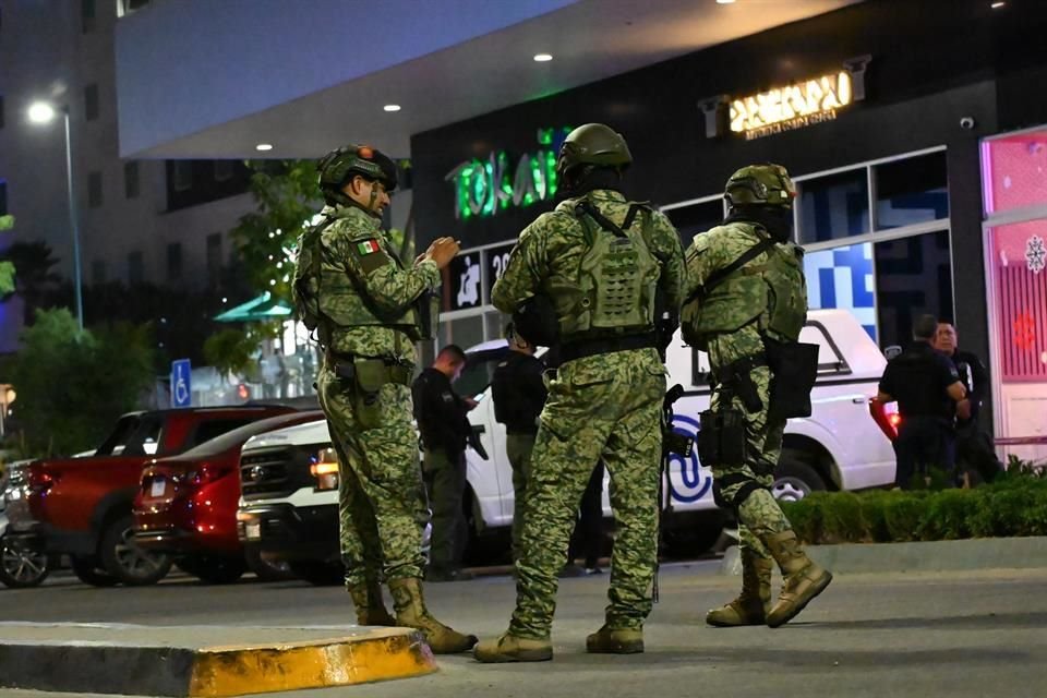Un hombre fue asesinado a balazos dentro de un restaurante de comida japonesa ubicado en Plaza Unisur, en Tlaquepaque.