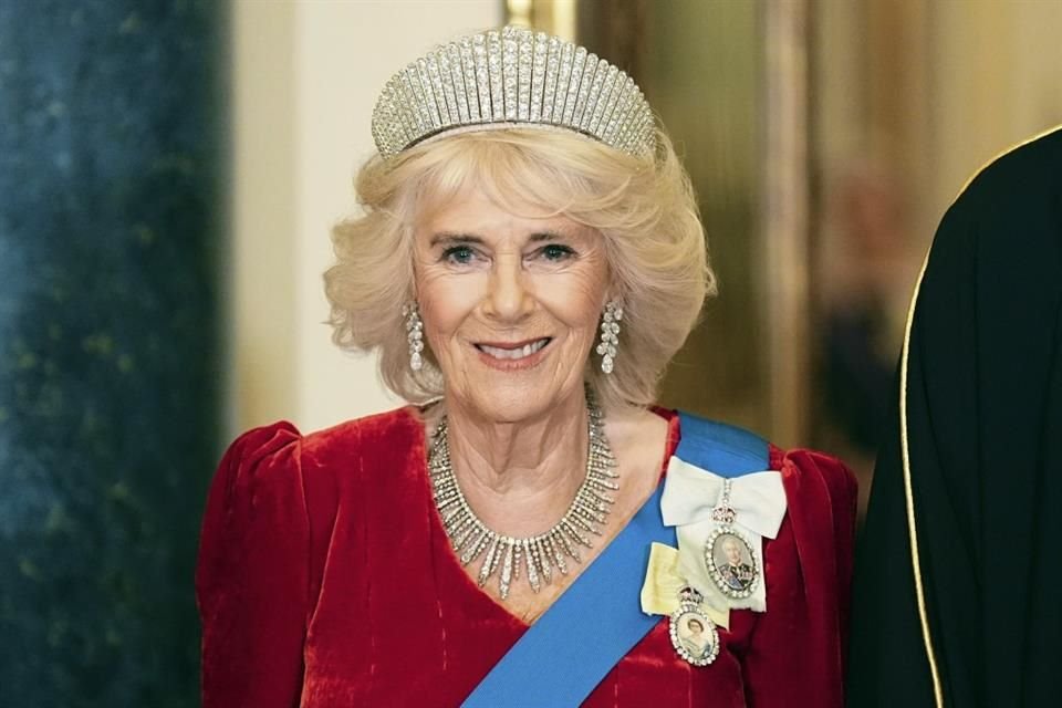 La Reina Camila rindió homenaje a Isabel II al lucir la tiara Kokoshnik en el banquete de estado en honor al Emir de Qatar.