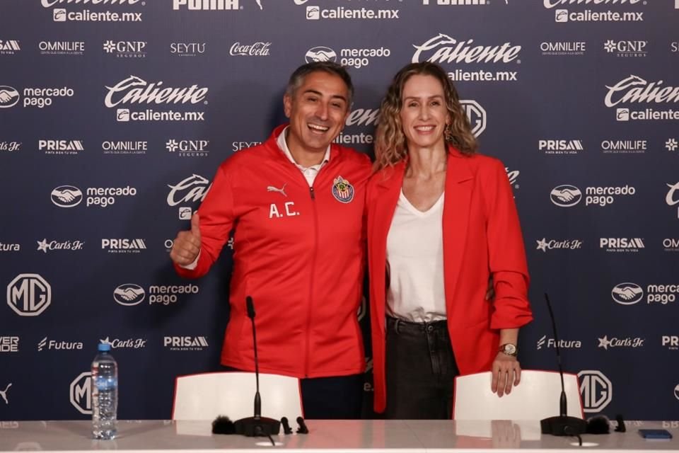 Antonio Contreras y Nelly Simón, nuevo DT de Chivas Femenil y directora deportiva, respectivamente.