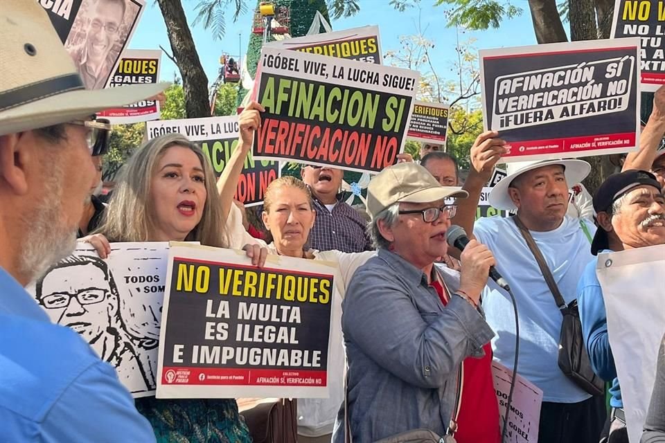 Integrantes del 'Verificación No, Afinación Sí' protestaron a fuera del Congreso de Jalisco.