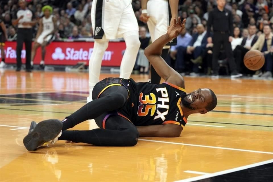 Kevin Durant salió mal librado del duelo de ayer ante San Antonio.