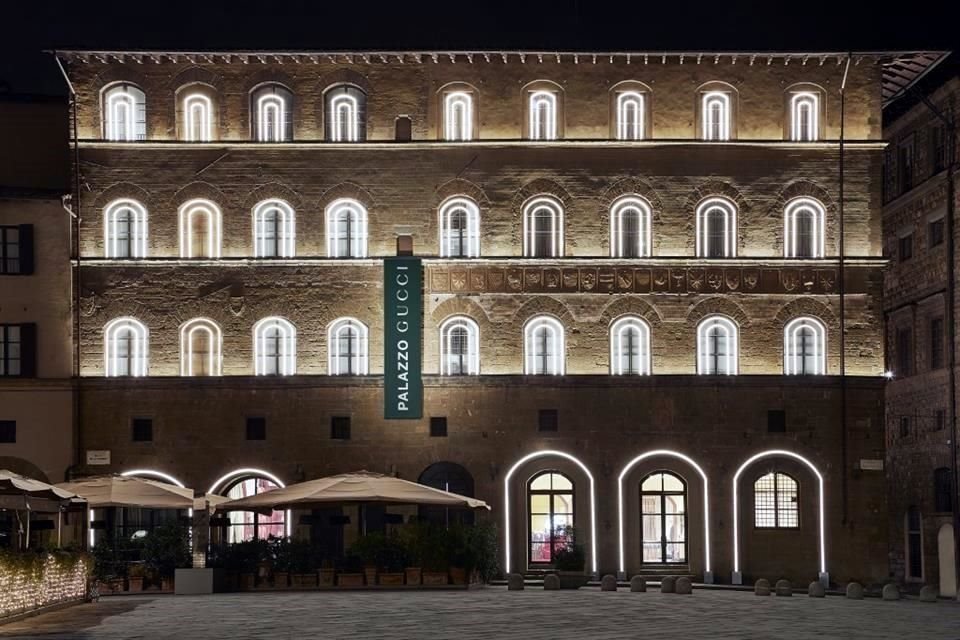 Gucci iluminó la fachada del Palazzo Gucci en Florencia, creando una celebración armoniosa, homenajeando las raíces florentinas de la maison y contribuyendo al espíritu navideño.