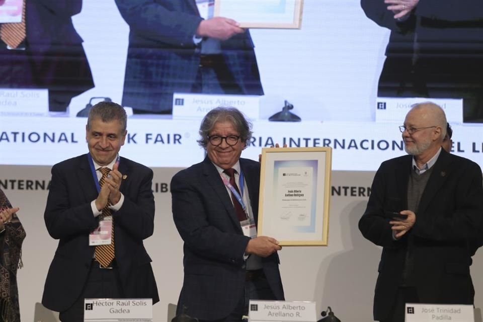 Otorga UdeG homenaje al bibliotecario a Jesús Arellano.