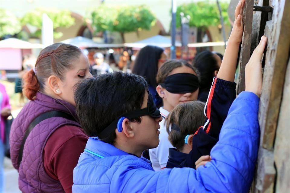 Los participantes en estos recorridos que realiza Tlaquepaque trabajan sus sentidos.