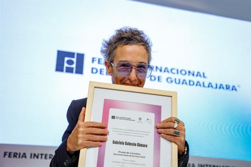 Gabriela Cabezón recibió el Premio Sor Juana de manos de Marisol Schulz, Carmen López-Portillo y Trinidad Padilla.