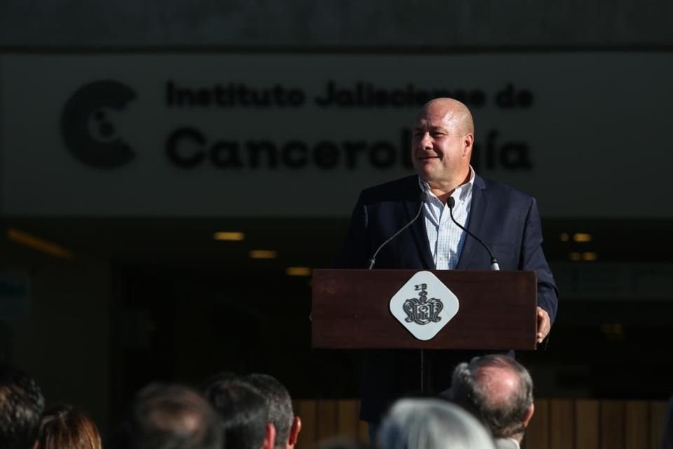 Enrique Alfaro durante la inauguración del Instituto Jalisciense de Cancerología.