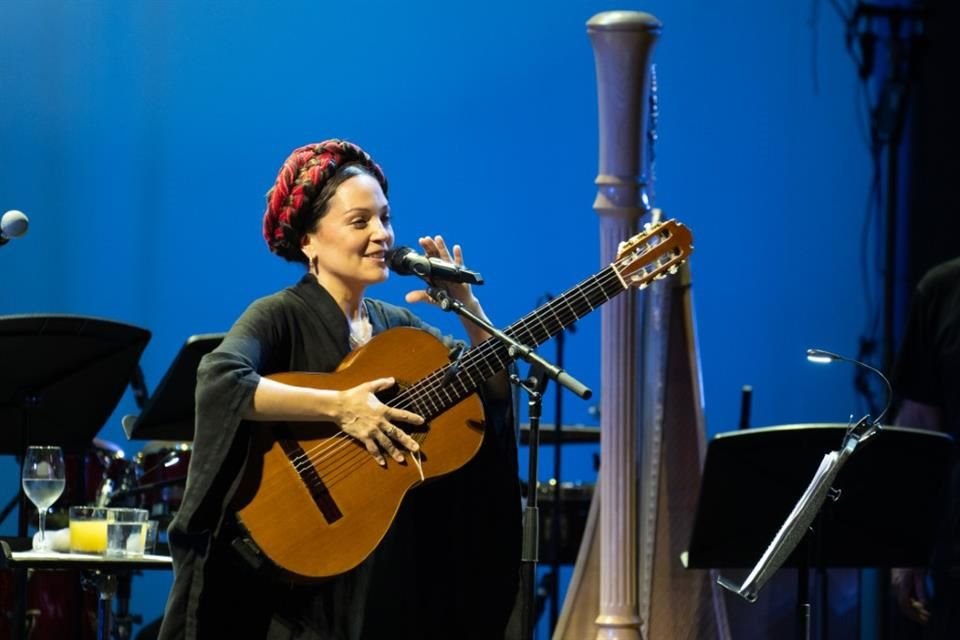 Natalia Lafourcade lanzó su nuevo álbum en vivo, capturando la magia de su concierto en Carnegie Hall, con su esencia y conexión única.