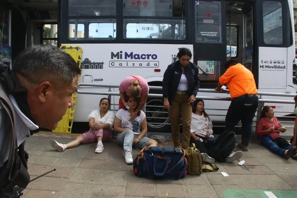 En total, ocho personas resultaron lesionadas: 7 mujeres y el chofer.