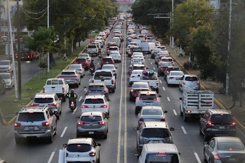 Inicio de operativo con carriles a contraflujo en López Mateos desde calle Conchita hasta Periférico, en el sentido de norte a sur.