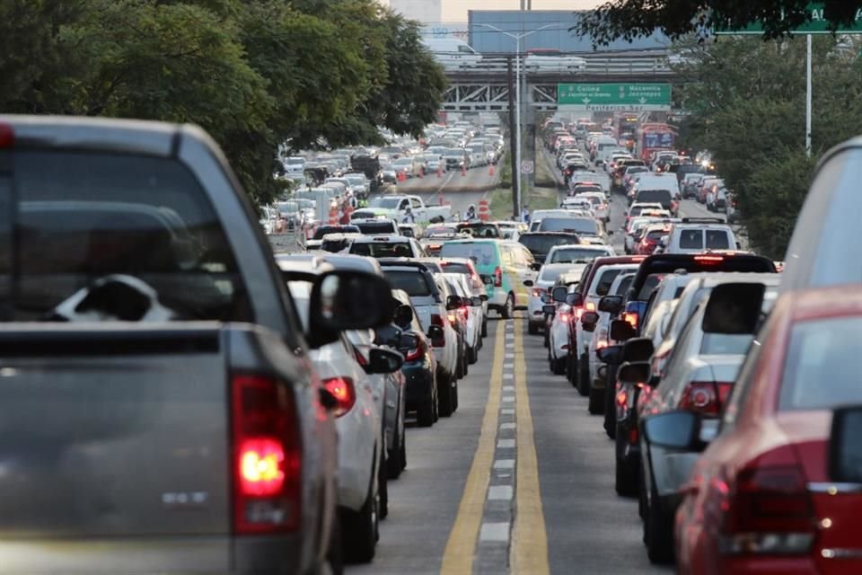 Inicio de operativo con carriles a contraflujo en López Mateos desde calle Conchita hasta Periférico, en el sentido de norte a sur.