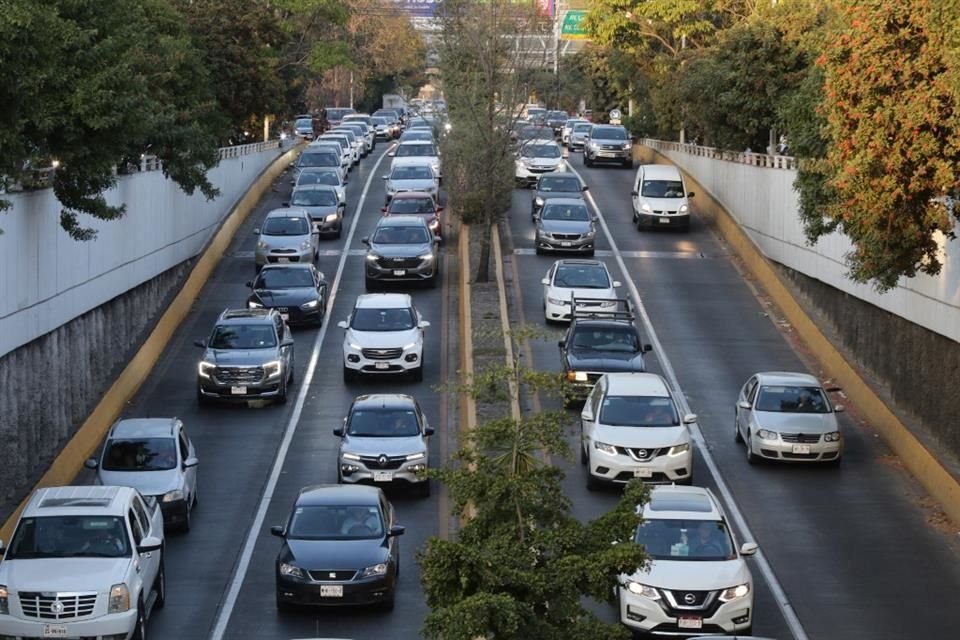 Los carriles a contraflujo en Av. López Mateos agilizaron traslados con seis carriles disponibles, pero hubo atorón en el sentido contrario.