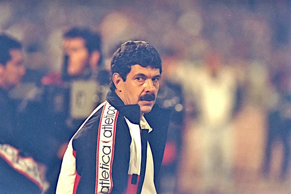 El defensa Nicolás Morales recordó los regaños de Ricardo 'Tuca' Ferretti en las Chivas. Dice que era muy rabioso y les infundía miedo.