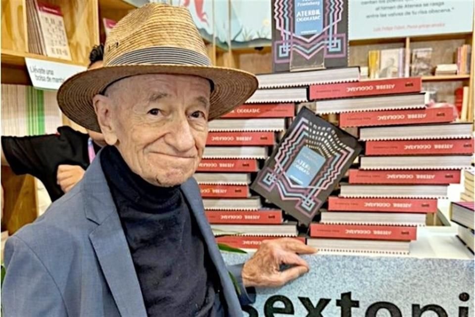 Pedro Friedeberg sigue creativo y productivo a sus 88 años y ayer visitó la FIL.