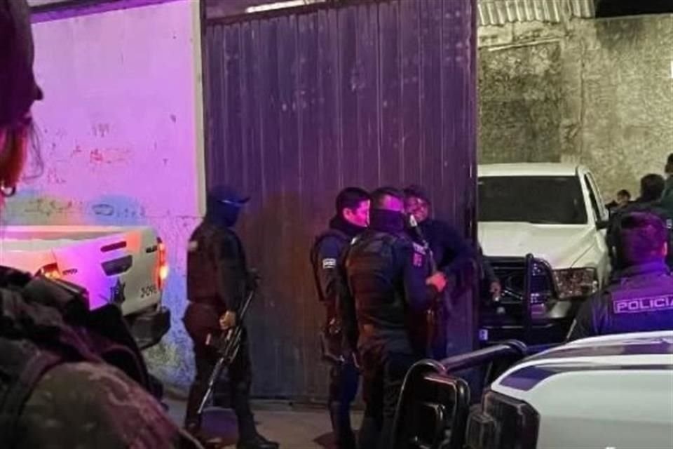 Hombres armados golpearon a un policía durante un ataque contra la Comisaría de Juanacatlán la noche del sábado en medio de las fiestas patronales.