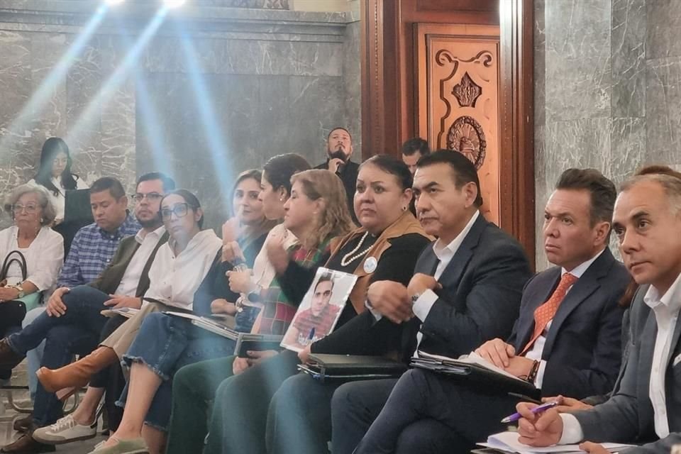 Primera reunión oficial entre colectivos de familiares de personas desaparecidas y el Gobernador Pablo Lemus.