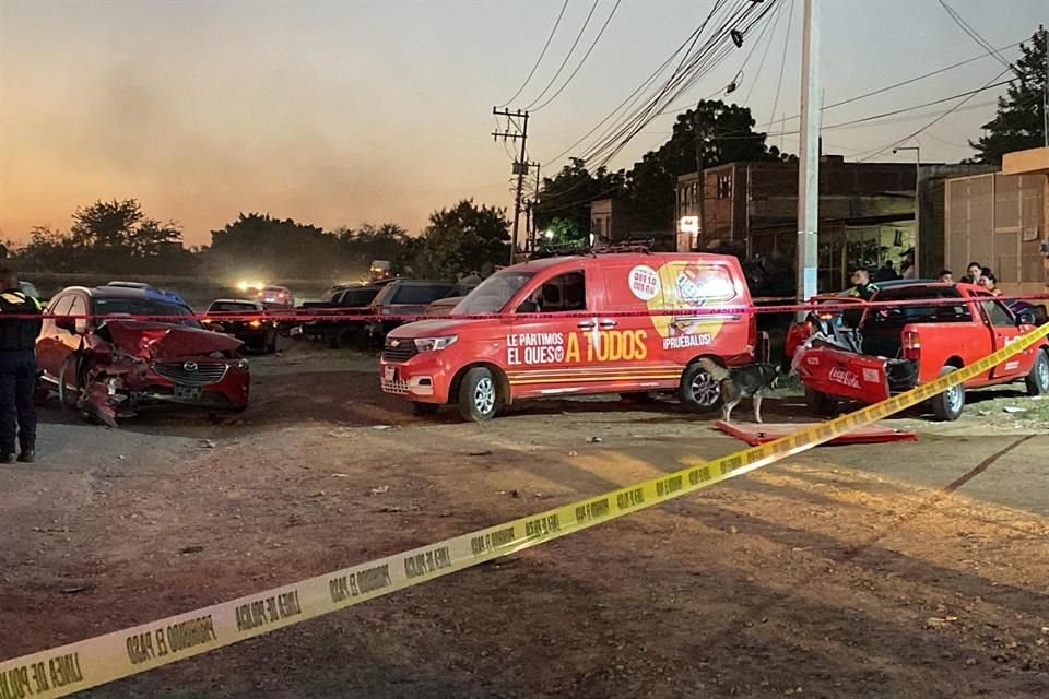 El conductor de un auto murió tras chocar con una camioneta en Tonalá; paramédicos refieren que no usar cinturón de seguridad fue fatal.