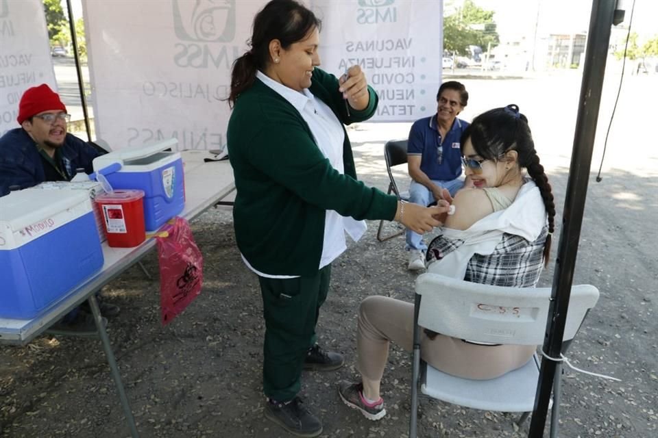 En Jalisco se han aplicado un millón 256 mil vacunas contra la influenza, lo que representa un avance del 50 por ciento de la meta de SSJ.