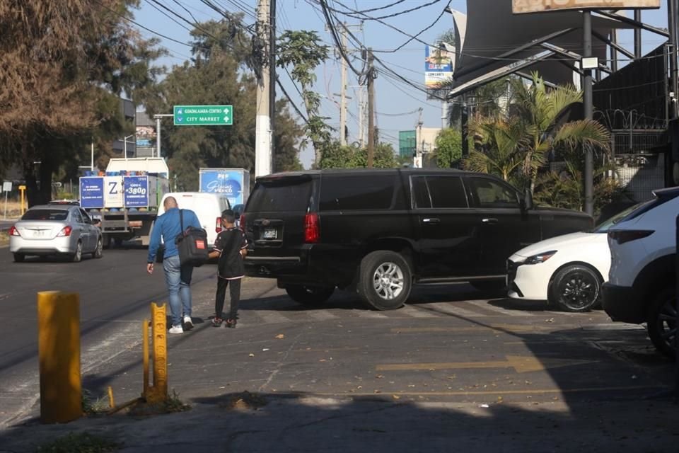 El Gobierno de Zapopan liberó banquetas de autos invasores sobre Avenida Mariano Otero, entre Pegaso y Pléyades, en la Colonia La Calma.