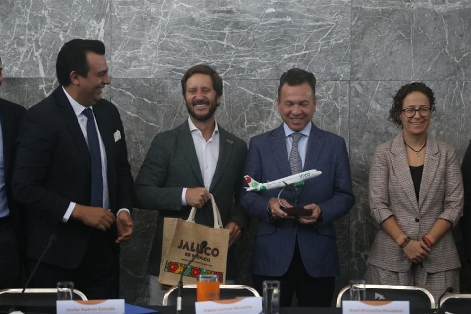 Raúl Revuelta, director del GAP; Javier Suárez, de VivaAerobus; el Gobernador Pablo Lemus y Michelle Fridman, Secretaria de Turismo estatal.