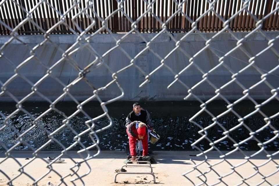 Una familia de migrantes cruza la frontera entre México y Estados Unidos, el 19 de diciembre del 2022.