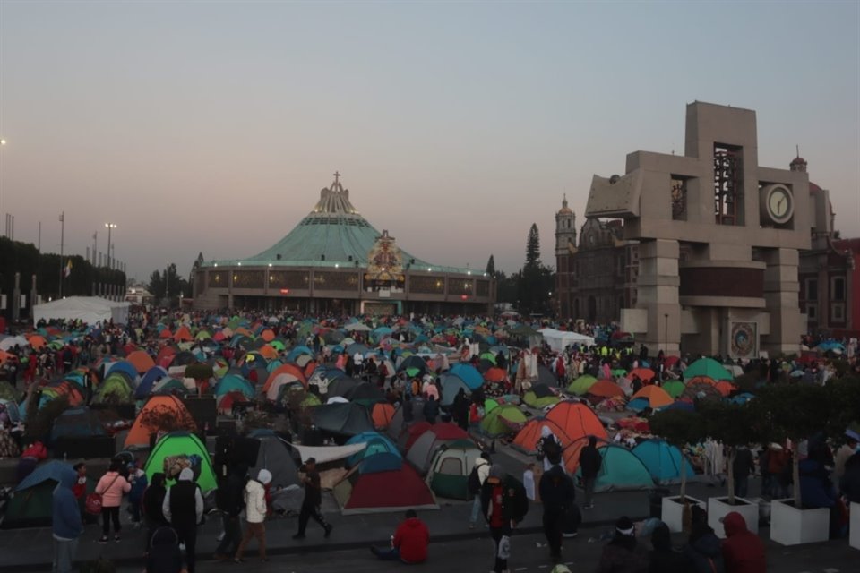 En la explanada del recinto religioso, los peregrinos colocaron casas de campaña para pernoctar tras haber cantado 'Las Mañanitas' a la Virgen a la medianoche de este 12 de diciembre.