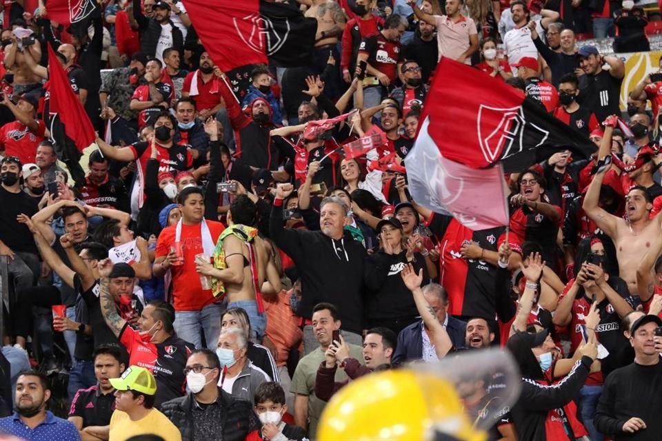 A la par del equipo, la afición rojinegra celebró el campeonato que 70 años esperaron por volver a obtener.