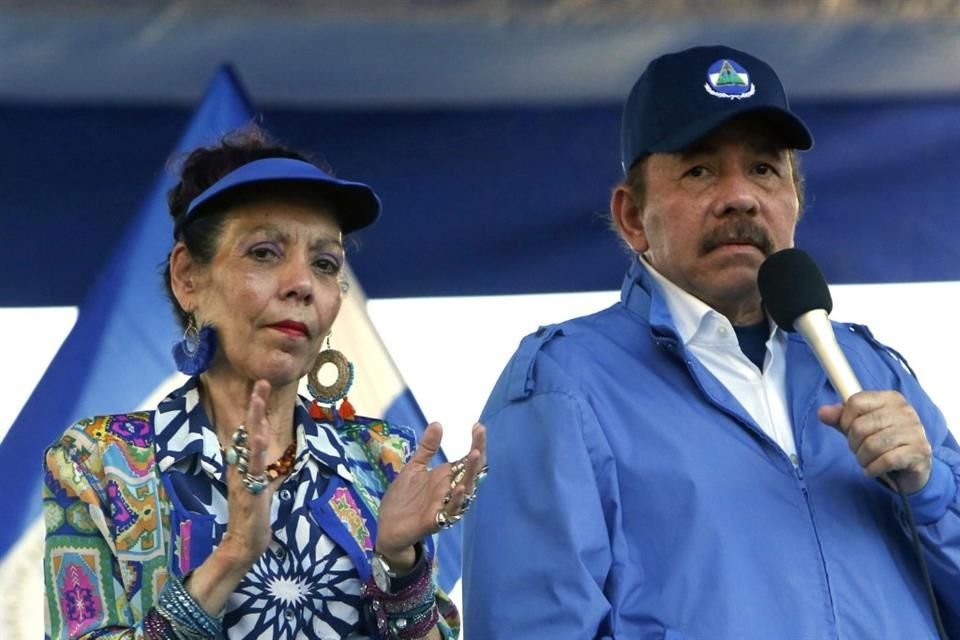 El Presidente de Nicaragua, Daniel Ortega, y su esposa, la Vicepresidenta Rosario Murillo, dirigen un mitin en Managua, Nicaragua.