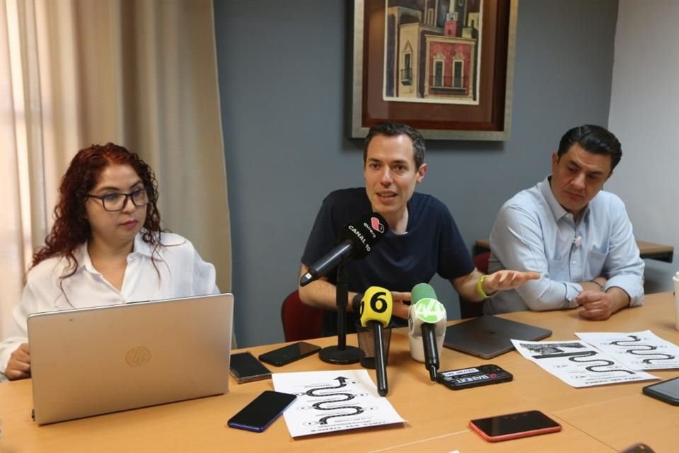 Teresa Naranjo, Juan Alberto y 'Chema' Martínez, regidores de Morena en el Ayuntamiento de Guadalajara, durante rueda de prensa para hablar sobre el caso Caabsa.