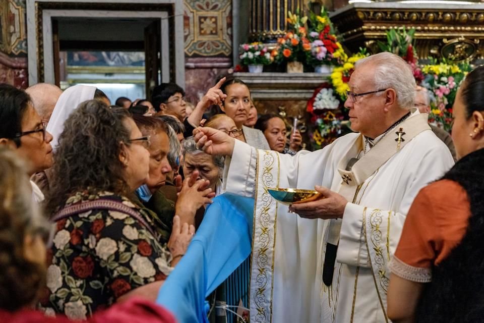 Durante la Solemne eucaristía con la tradicional bendición de las rosas, presidida por el Cardenal Francisco Robles Ortega.