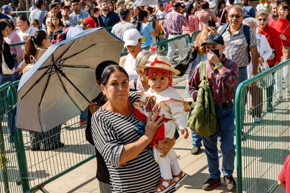 Feligreses llevan a sus hijos vestidos de Juan Diego y otros llevan flores a la Virgen para dar gracias a la Virgen en su día.