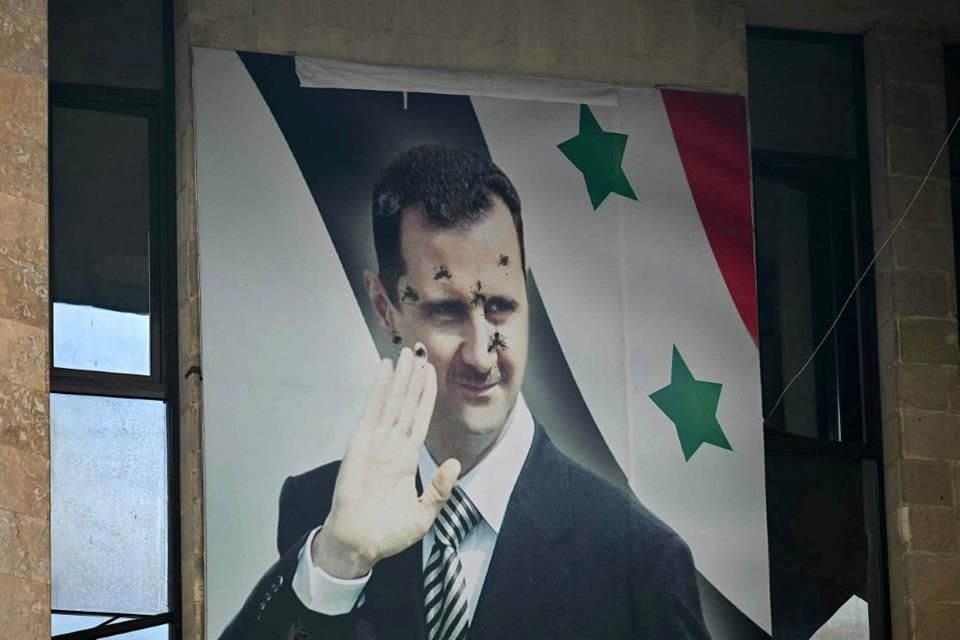 Un poster con agujeros de balas del Presidente Bashar al Assad en Aleppo, el 12 de diciembre del 2024.