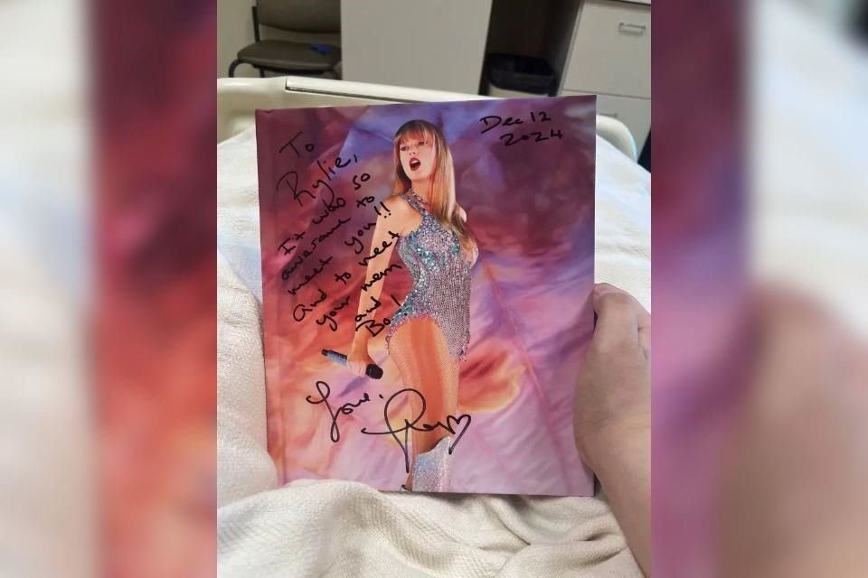 La cantante repartió libros de 'The Eras Tour', con autógrafos incluidos.