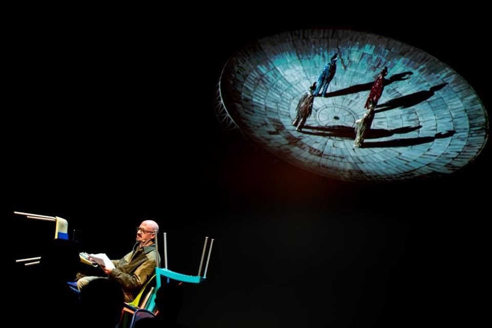 Jorge Ballina ha diseñado más de 120 escenografías para teatro, ópera, danza y teatro musical; su trabajo ha llegado a más de 12 países.