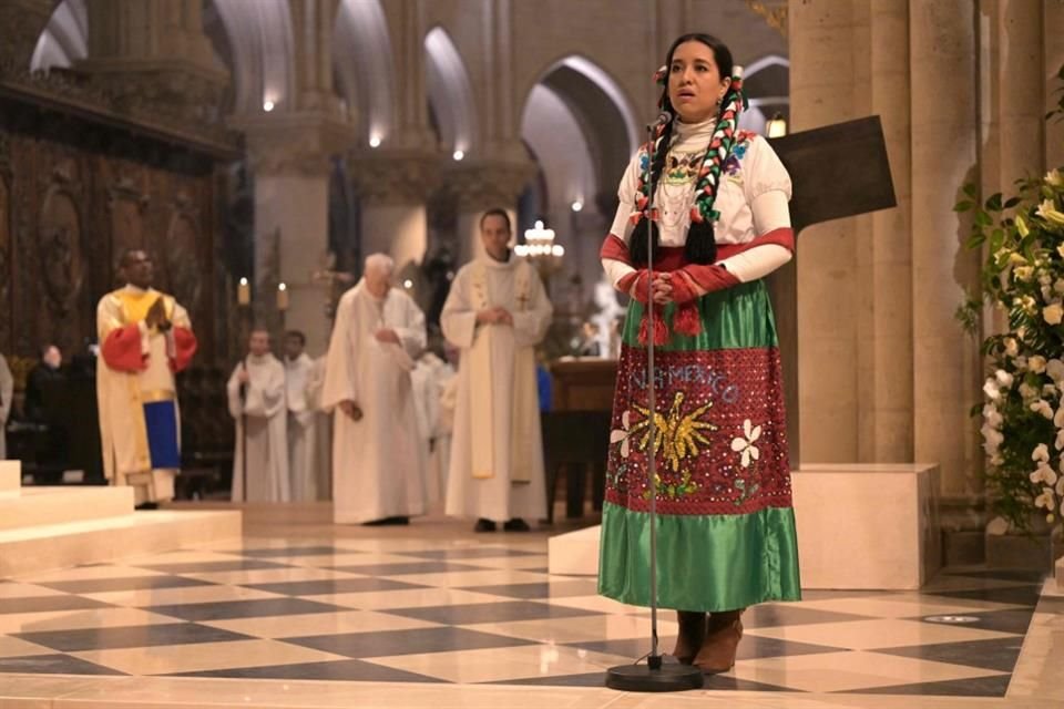 Una mexicana canta durante la celebración de la Virgen de Guadalupe en Notre-Dame.