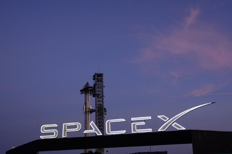 Un cohete Starship de SpaceX se alista para un vuelo de prueba desde Starbase, el 18 de noviembre de 2024, en Boca Chica, Texas.