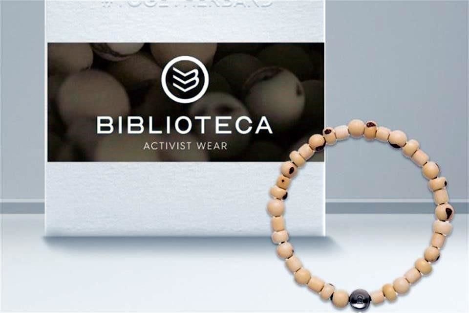 Cada una de las piezas de la pulsera está confeccionada con semillas secas de açai, plásticos oceánicos recuperados y metal humanium reciclado de armas ilegales confiscadas.