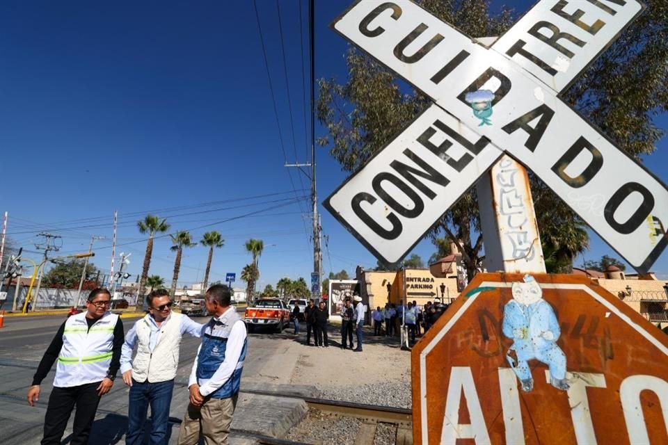Anuncio de un paso a desnivel en la Avenida Félix Ramírez de Lagos de Moreno, al cruce con las vías del tren.