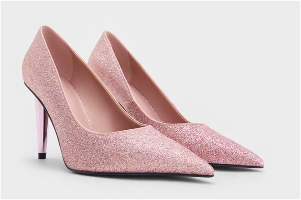 Charles & Keith desafía los estereotipos de la moda con accesorios que combinan fuerza y vulnerabilidad, promoviendo la individualidad.