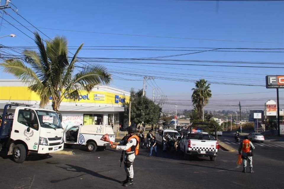 El menor circulaba en una motocicleta negra, aparentemente sin casco de seguridad.