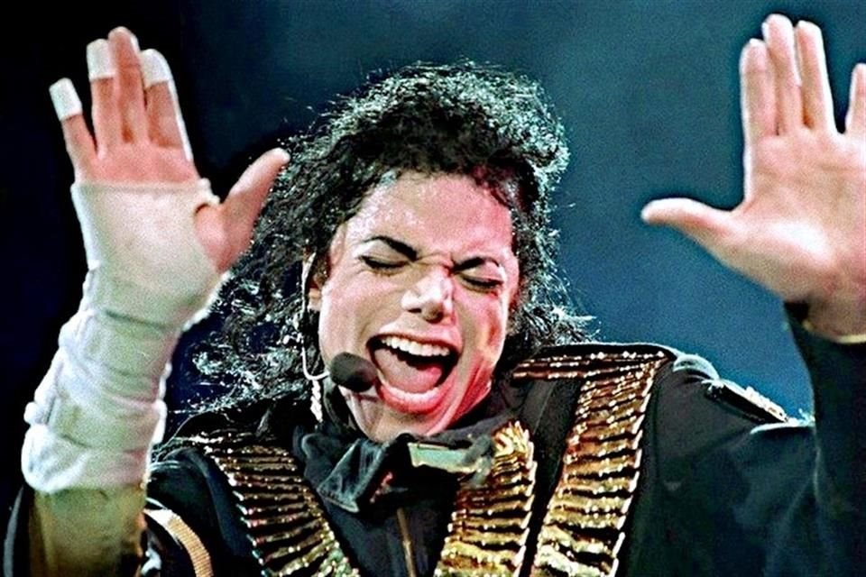 Un ex policía descubrió 12 canciones inéditas de Michael Jackson en un almacén, pero problemas legales impiden su publicación.