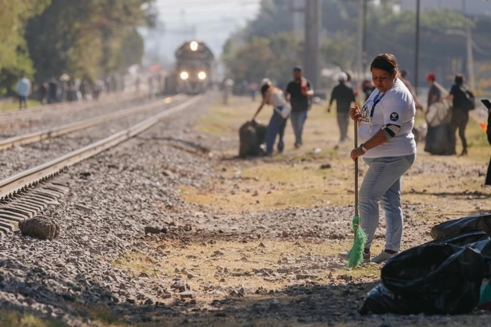 Funcionarios, voluntarios, estudiantes y vecinos, limpiaron un tramo de dos kilómetros de vías del tren en Avenida Inglaterra.