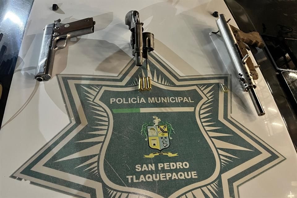 Sergio 'N', de 31 años, fue detenido por policías de Tlaquepaque en la Colonia Tateposco, en posesión de tres armas y un inhibidor de señal.