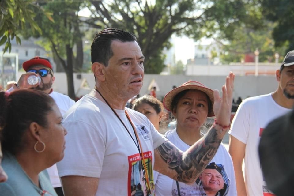 Héctor Flores, secretario del colectivo Luz de Esperanza habla con los integrantes del grupo.