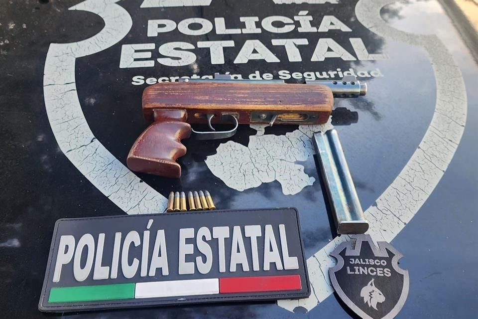 El joven llevaba una subametralladora calibre 22, con siete cartuchos útiles de ese calibre.