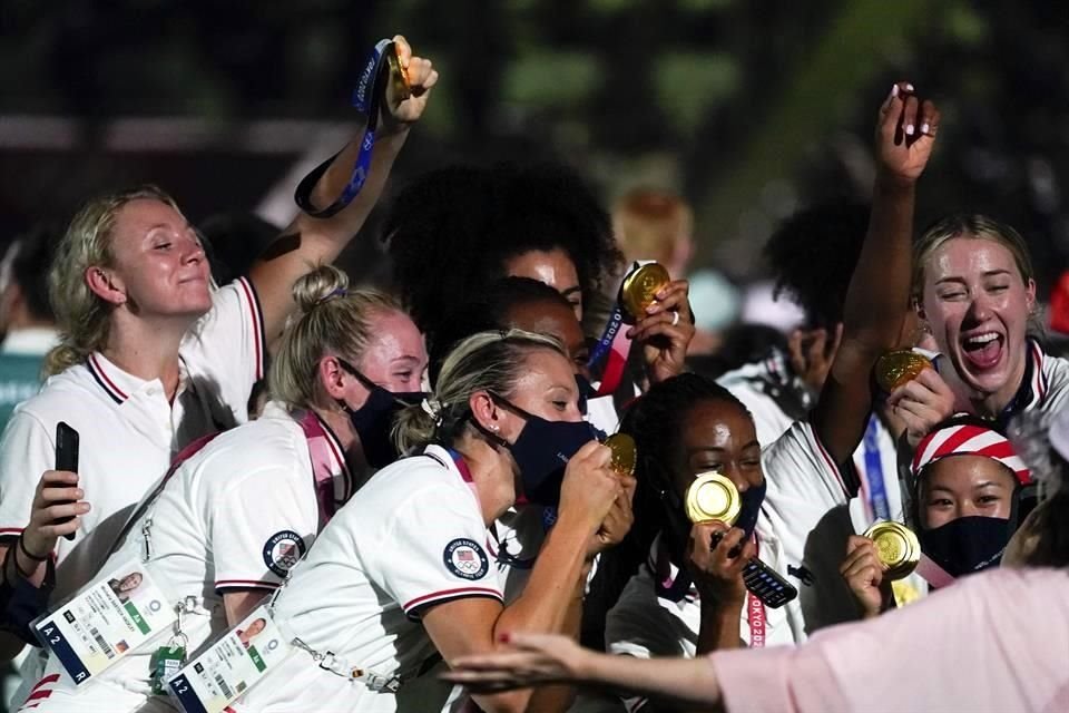 Muchos de los atletas en la ceremonia presumieron sus medallas ganadas.